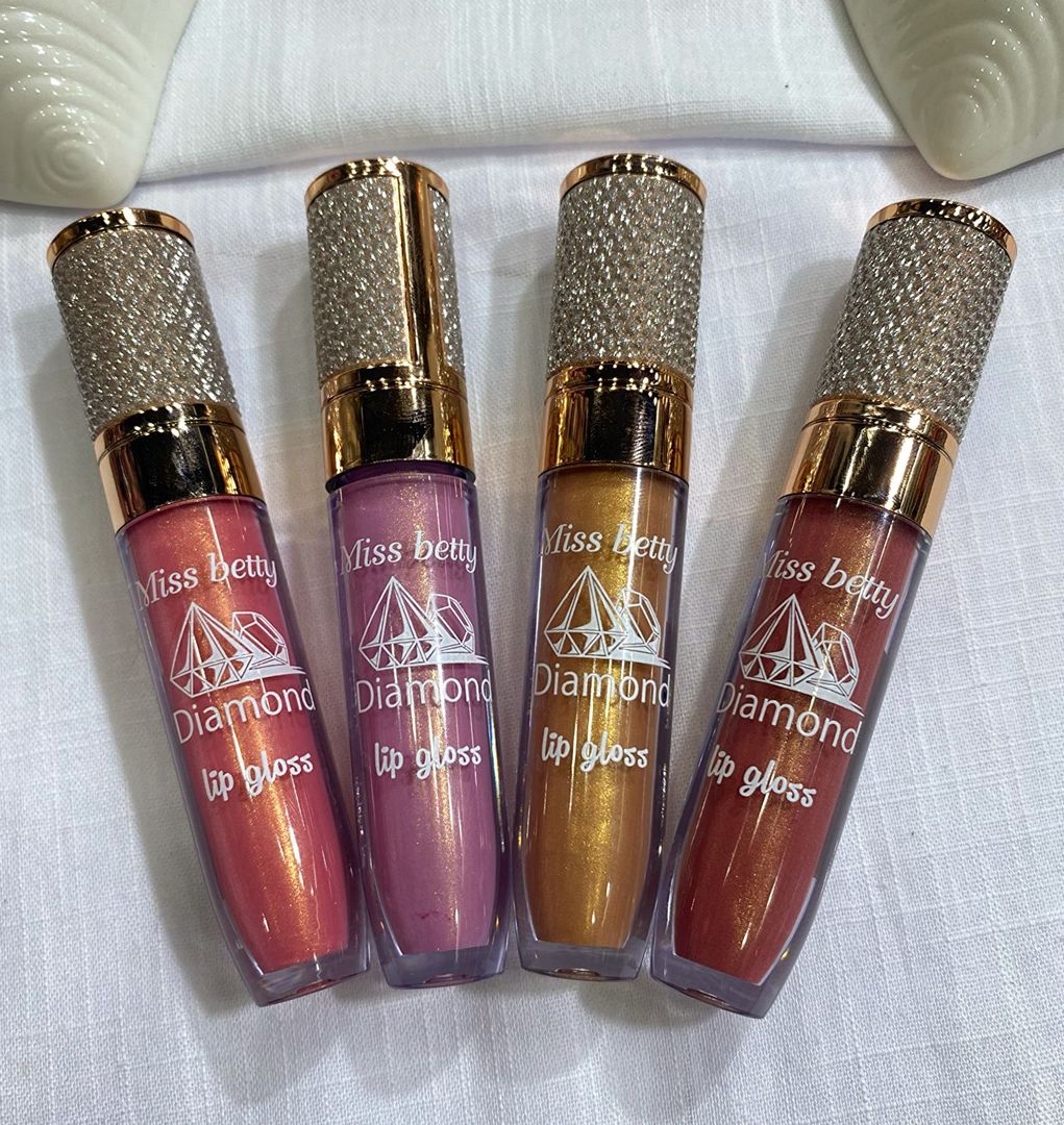 Brillo de labios con un poco de color 