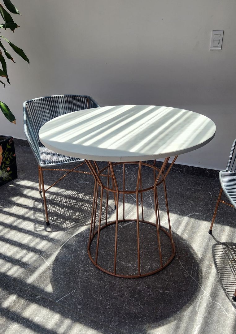 Mesa auxiliar en concreto 80 cm y 2 sillas.