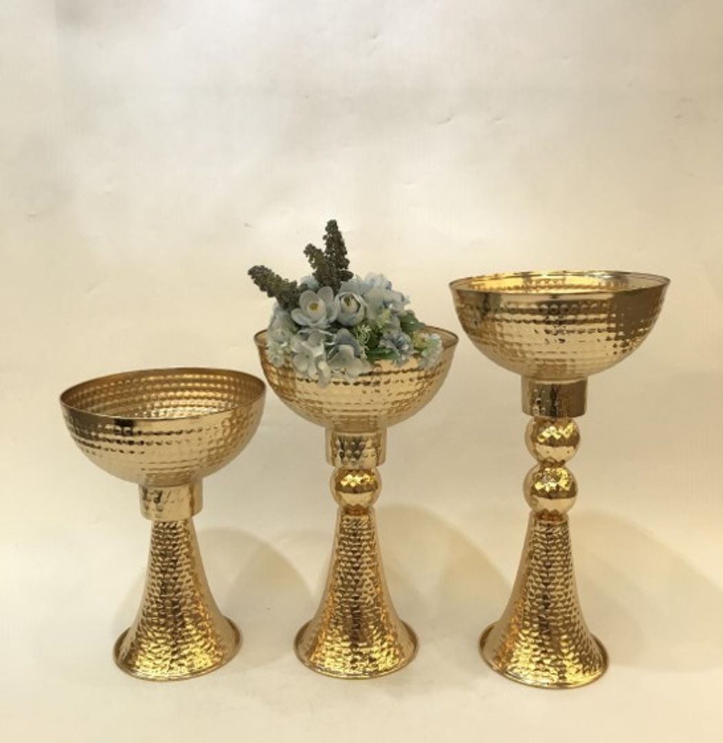 Bases para flores en metal dorado.