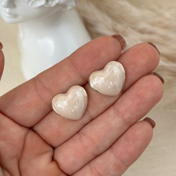 Imagen del producto Arete corazón beige 