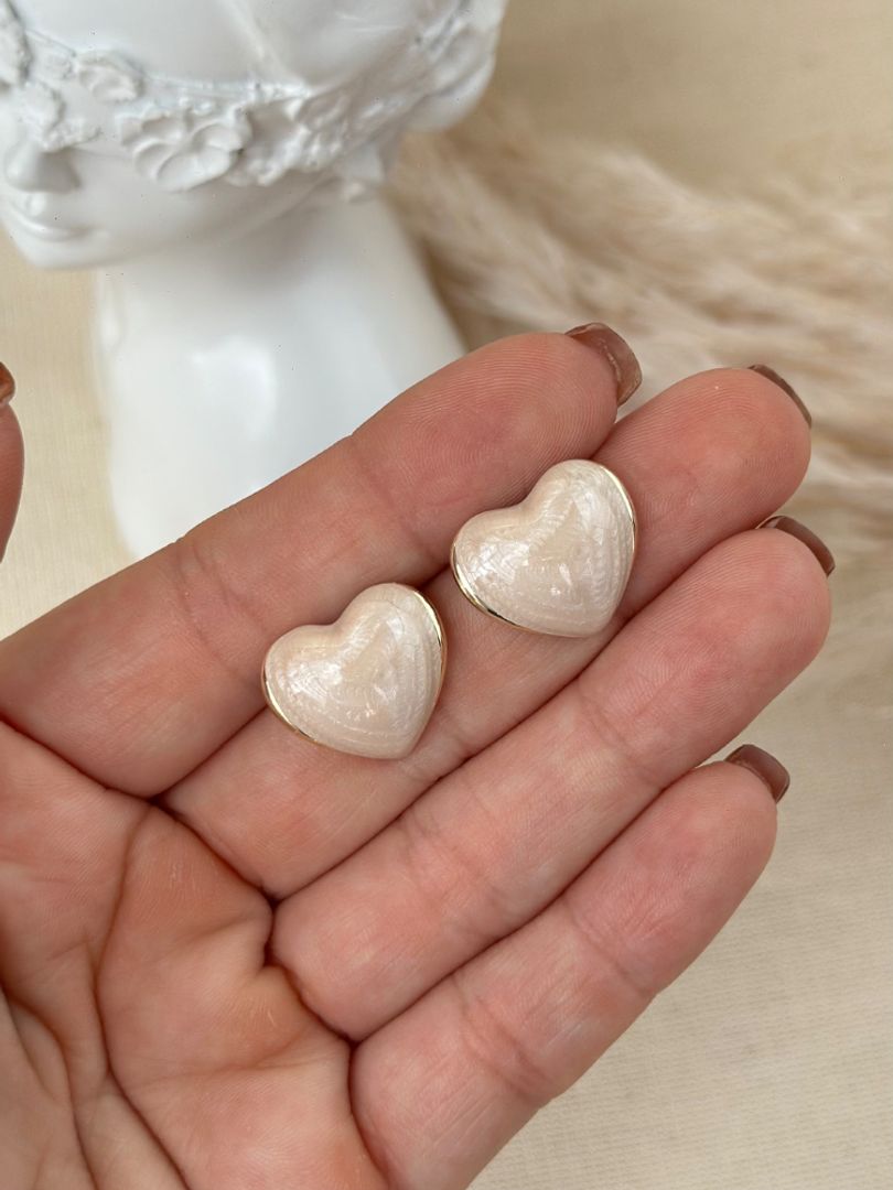 Arete corazón beige 