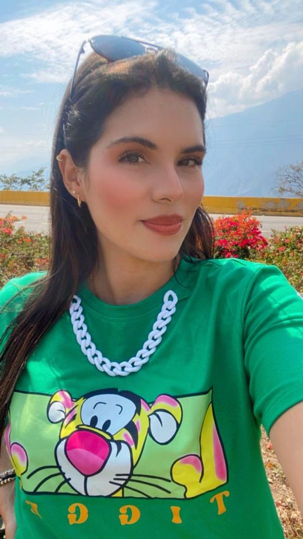 CAMISETA CON ACCESORIO DE LUJO