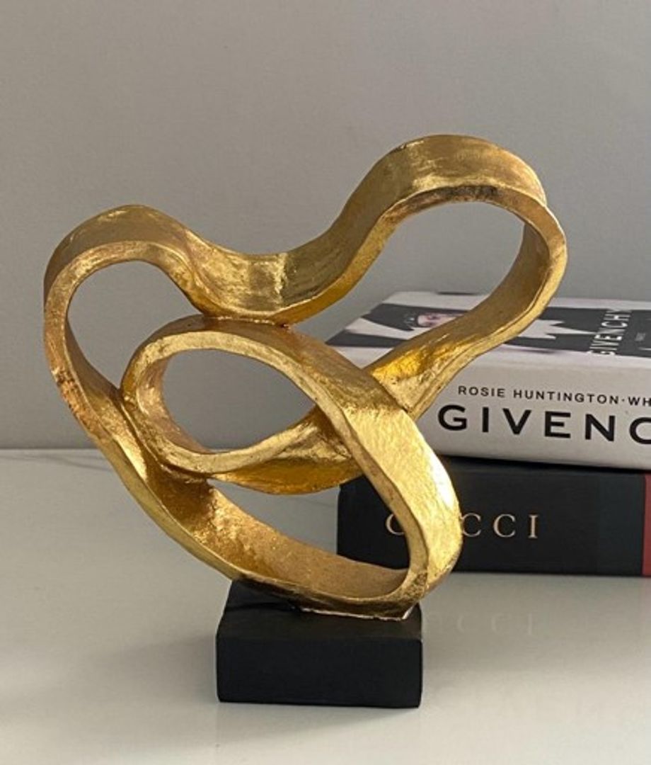 Adorno de resina dorado