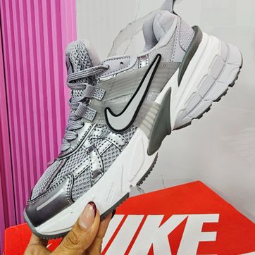NIKE V2K RUN GRIS - imagen 1