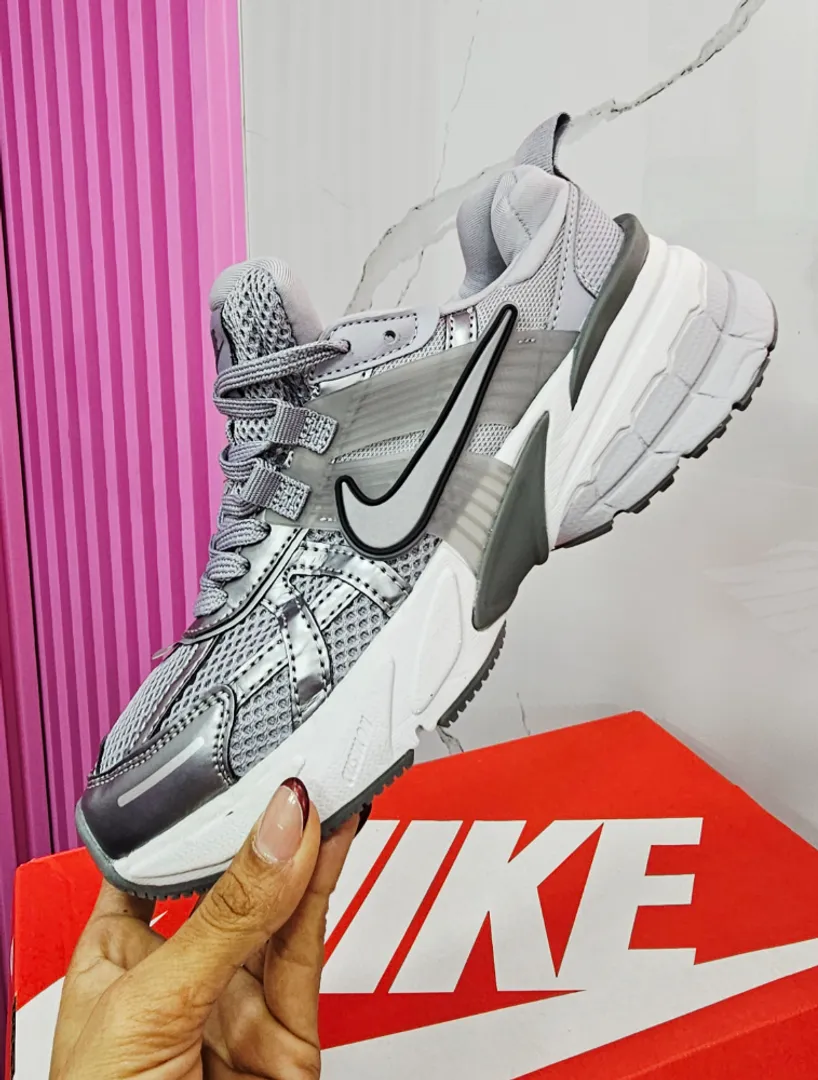 NIKE V2K RUN GRIS