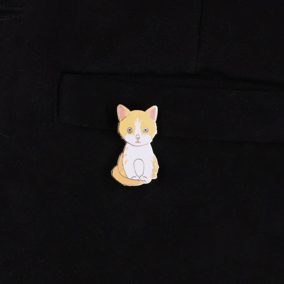 PIN GATO BLANCO Y AMARILLO