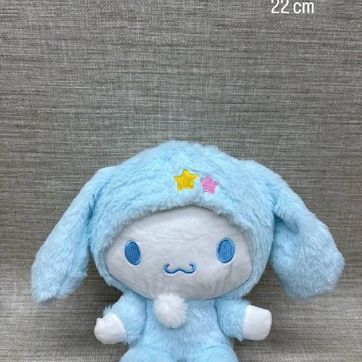 Imagen del producto COLECCIÓN SANRIO CON PIYAMA (CINNAMOROLL) 22 CM