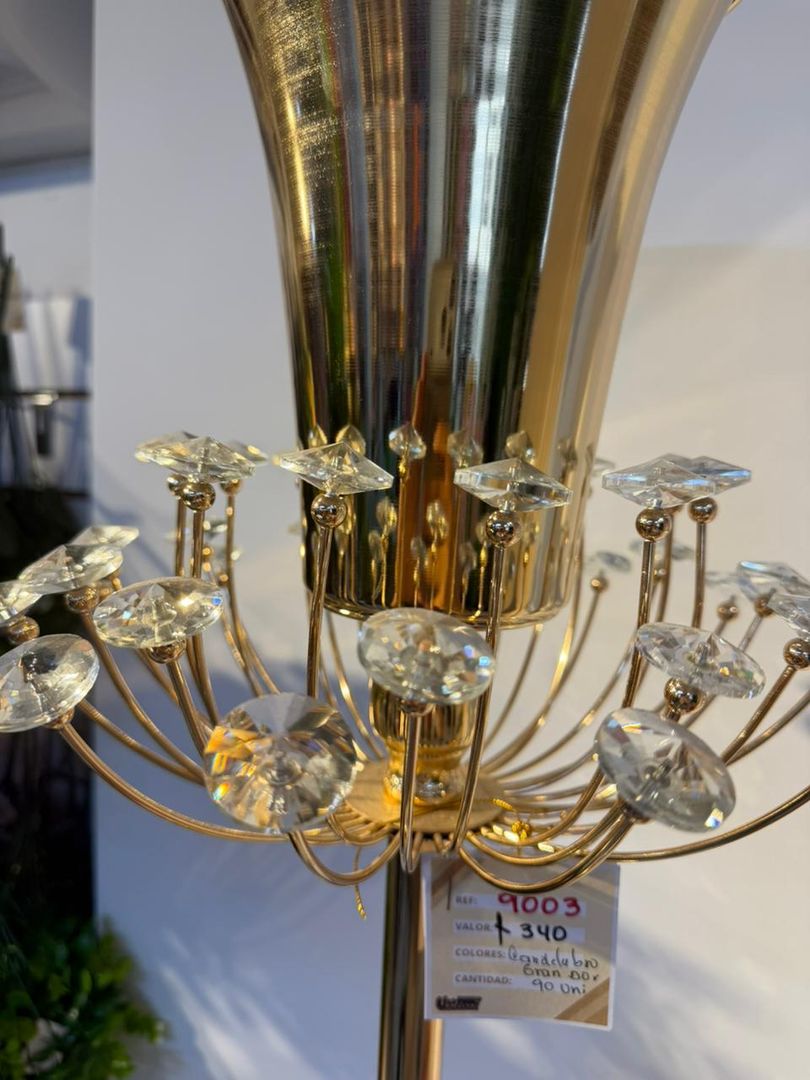 BASE TIPO COPA CON PIEDRERIA