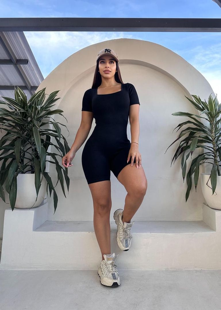 ENTERIZO CORTO UNICOLOR