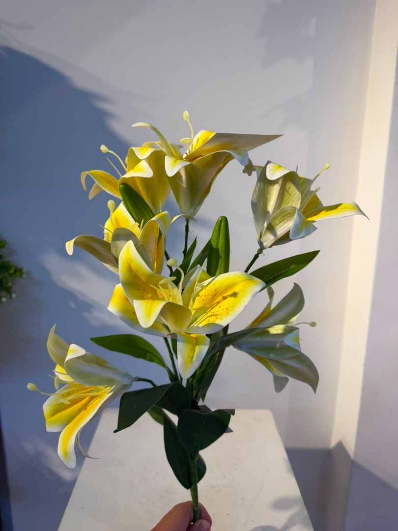 LIRIO EN VARA X 7 FLORES AMARILLO