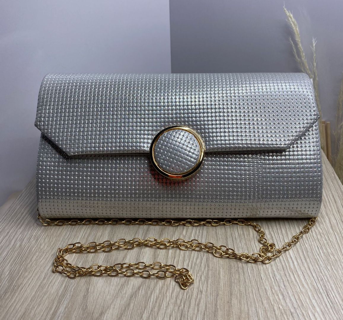 Cartera plateada, negra, dorado y rosado 