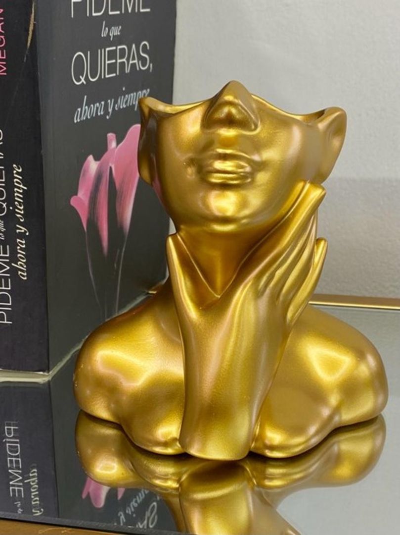 Adorno de resina dorado