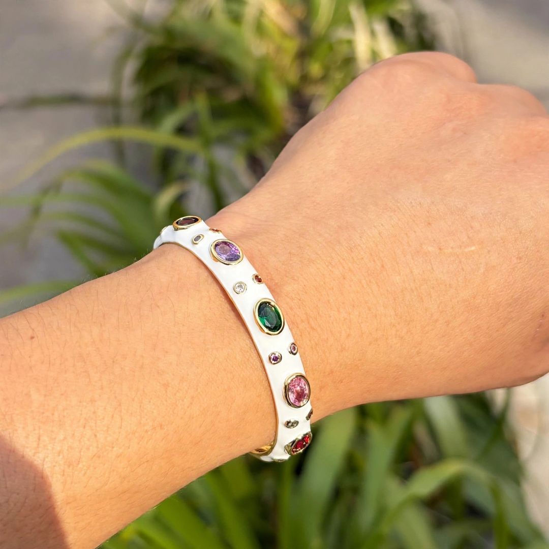 Brazalete blanco con piedras 