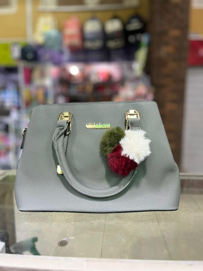Cartera con pompón nidebam 
