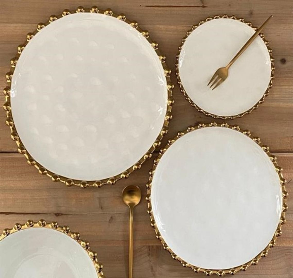 Vajilla en Cerámica Blanca con detalles dorados