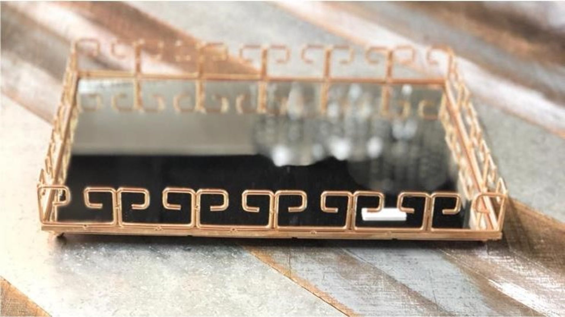 bandeja dorada en metal con espejo