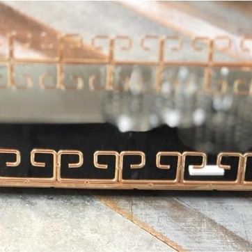 Imagen del producto bandeja dorada en metal con espejo