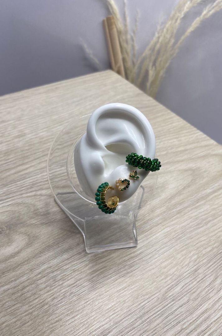 Diseño de topos y earcuff, verde, oro rosa, covergold 