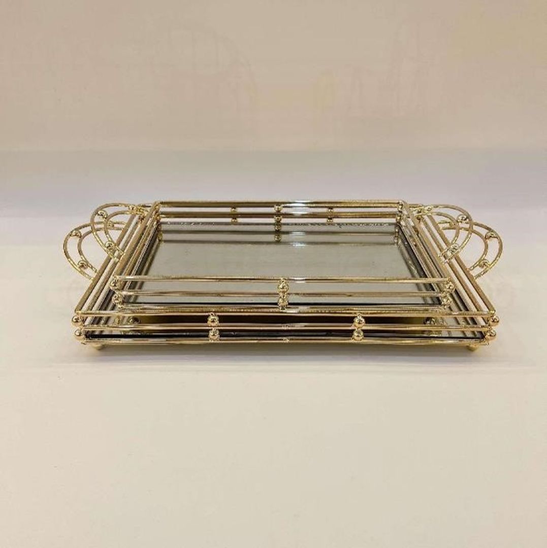 Set de dos charolas doradas en metal con espejo