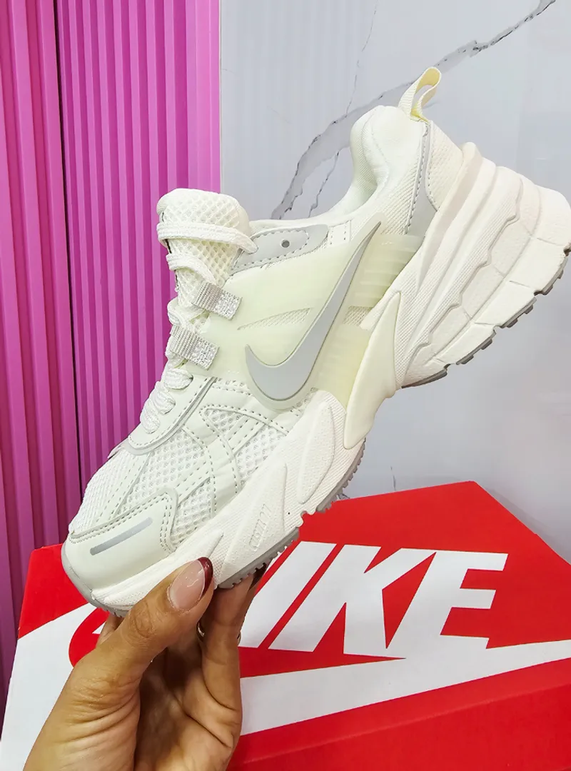 NIKE V2K RUN CREMA