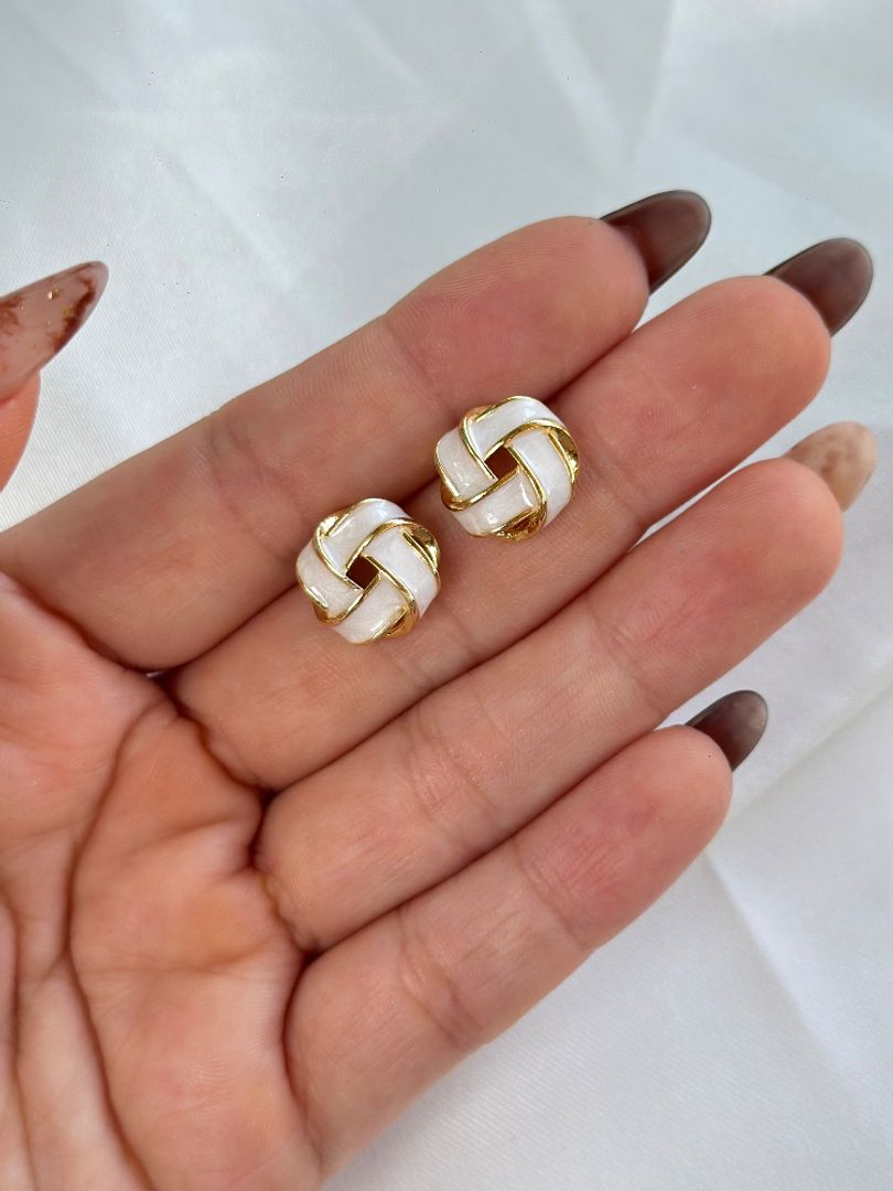 Arete nudos blanco 