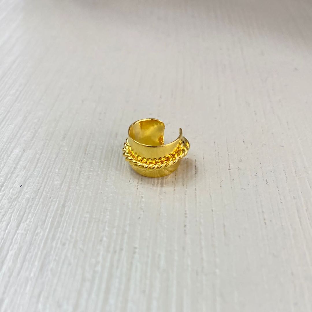 EARCUFF ENTORCHADO EN LA MITAD - ITIEL