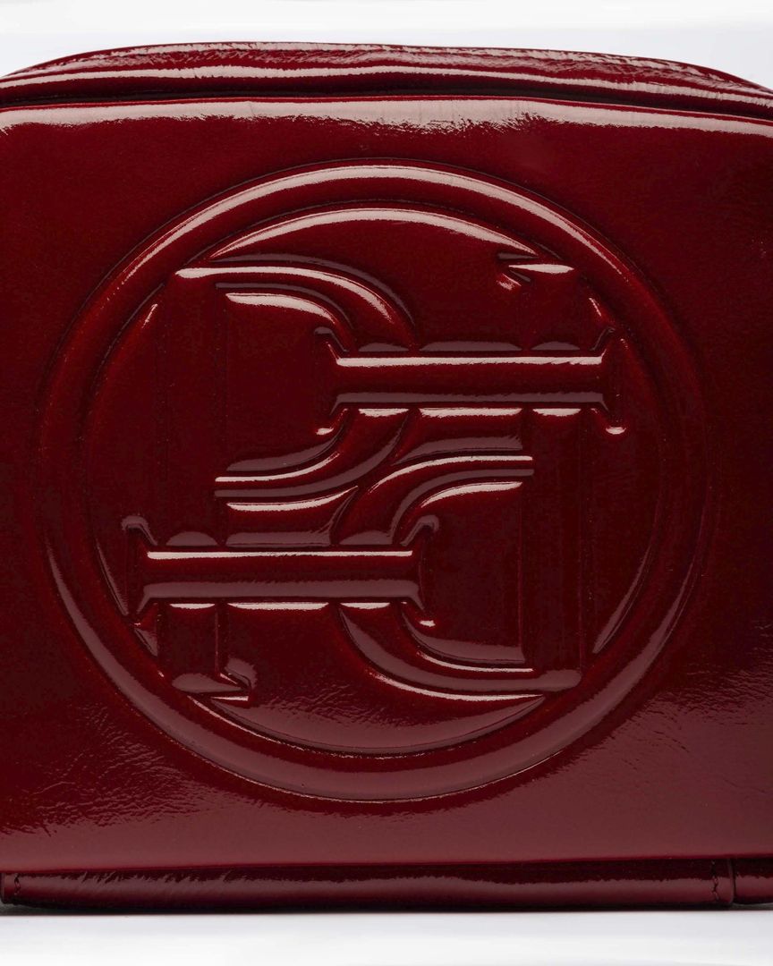 BANDOLERA AUDREY SCARLET EN CUERO CHAROL