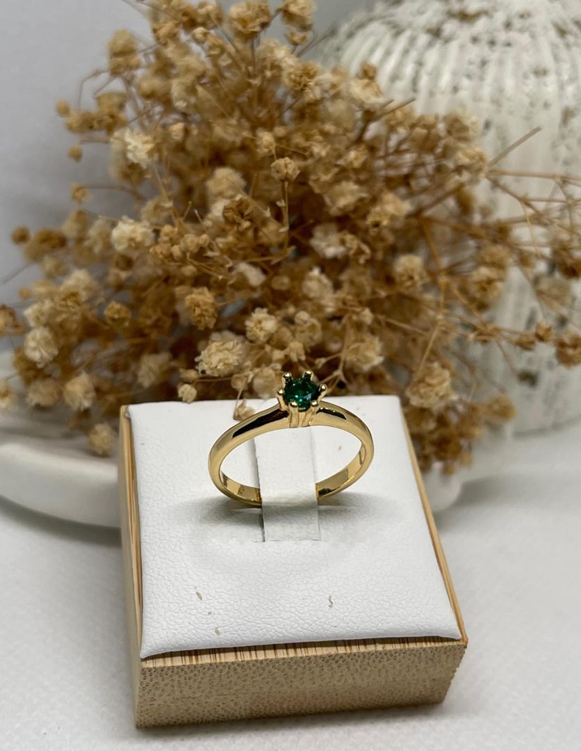 Anillo solitario verde cristal 6 puntas liso