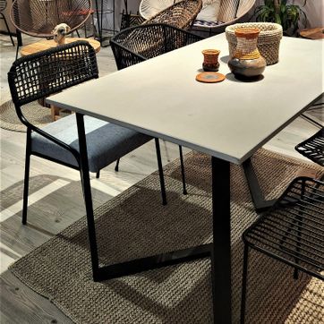 Mesa de comedor en concreto - imagen 1