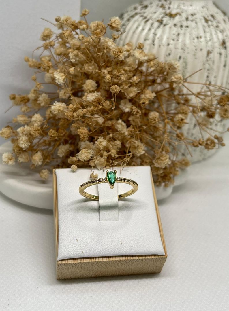 Anillo gota verde circonias delgado