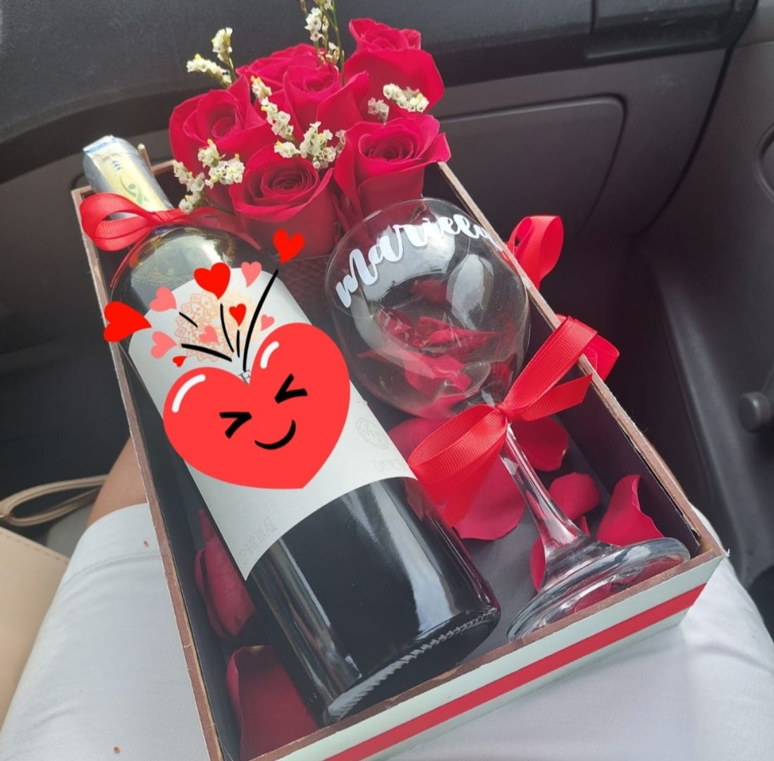 Detalle botella más copas personalizada