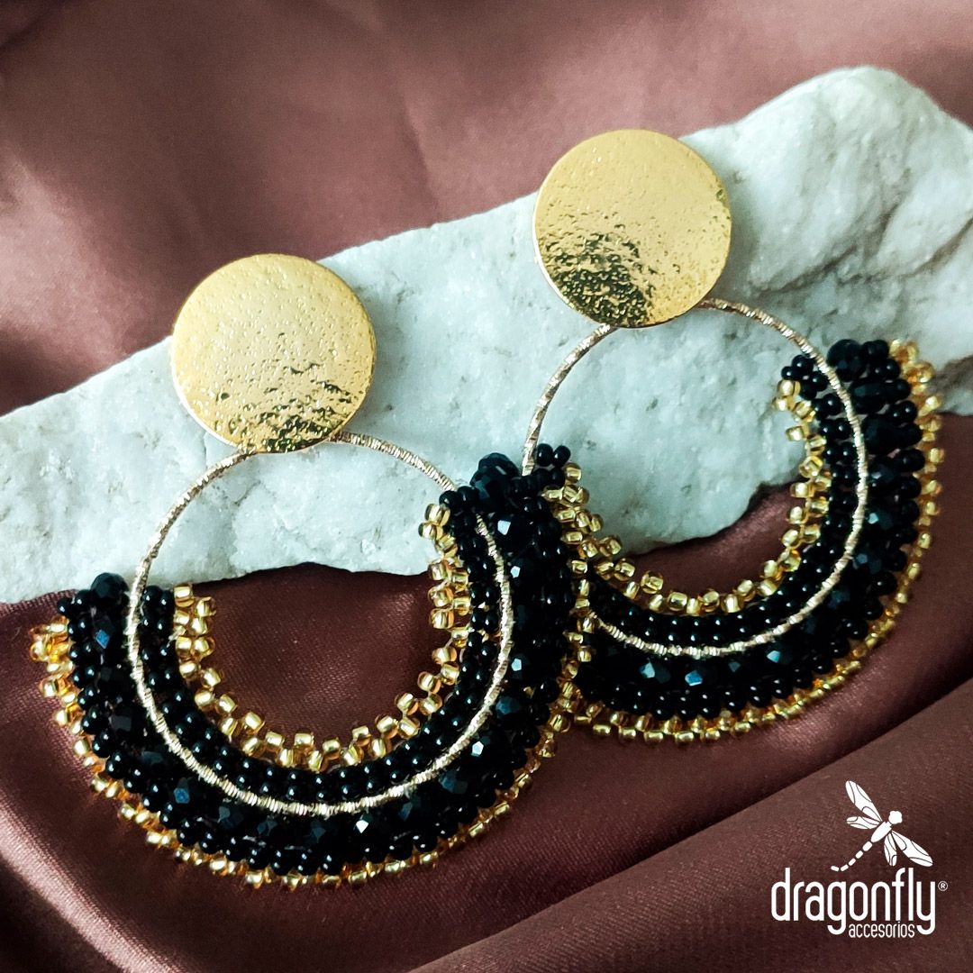 Aretes en bronce semicirculo grande tejido a mano en mostacilla    negro