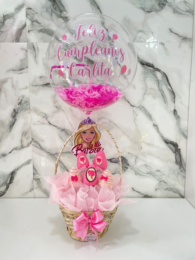 Frutilla bañadas en chocolate en canastita 