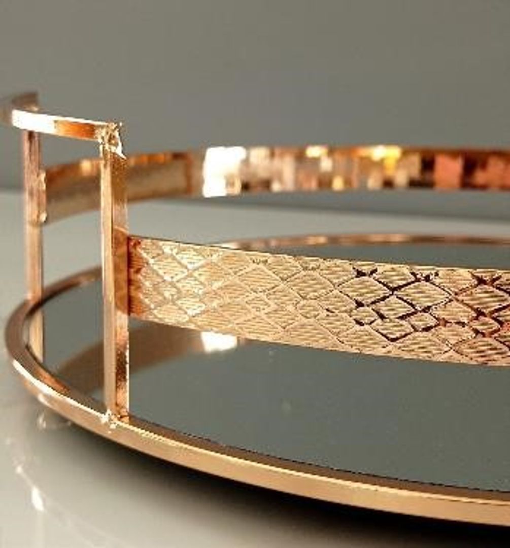 bandeja dorada en metal con espejo