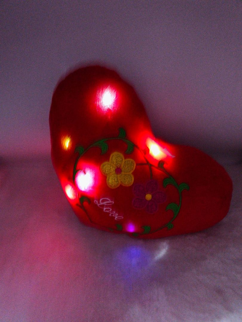 COJIN CORAZON CON LUZ 