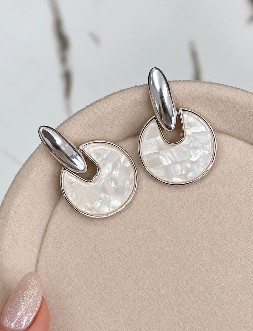 Arete plateado nacar