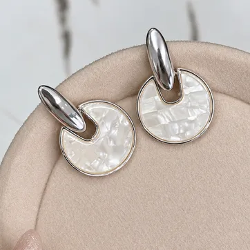 Imagen del producto Arete plateado nacar