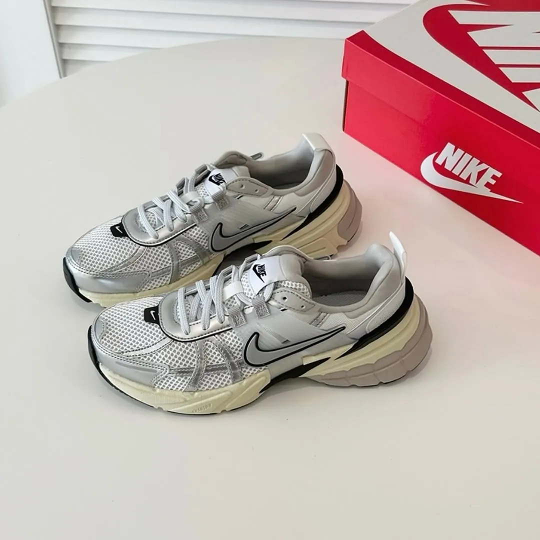 NIKE V2K RUN PLATEADAS