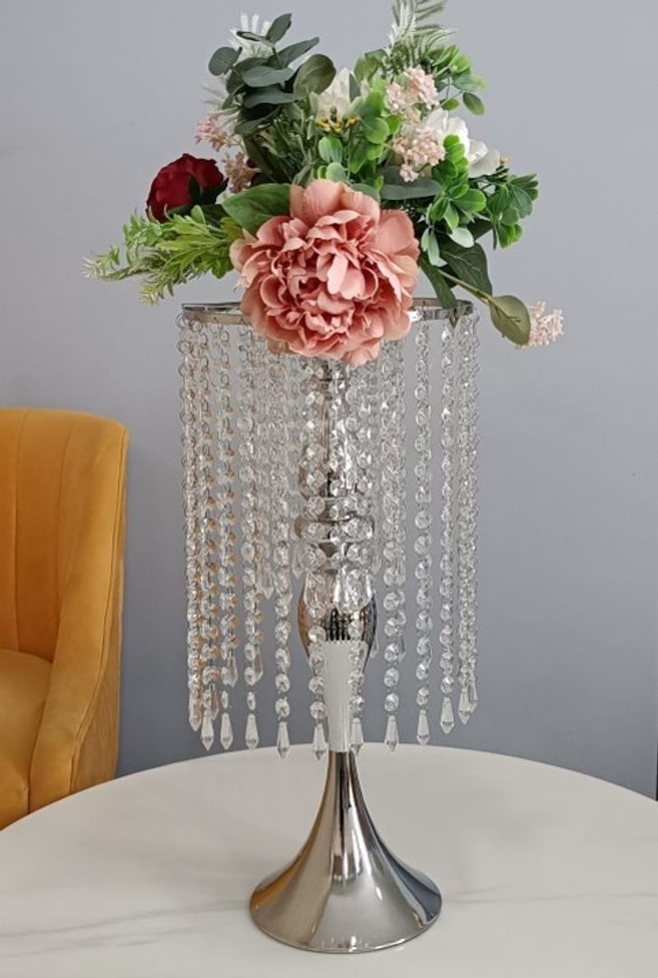 base para flores plateada en metal y cristal.