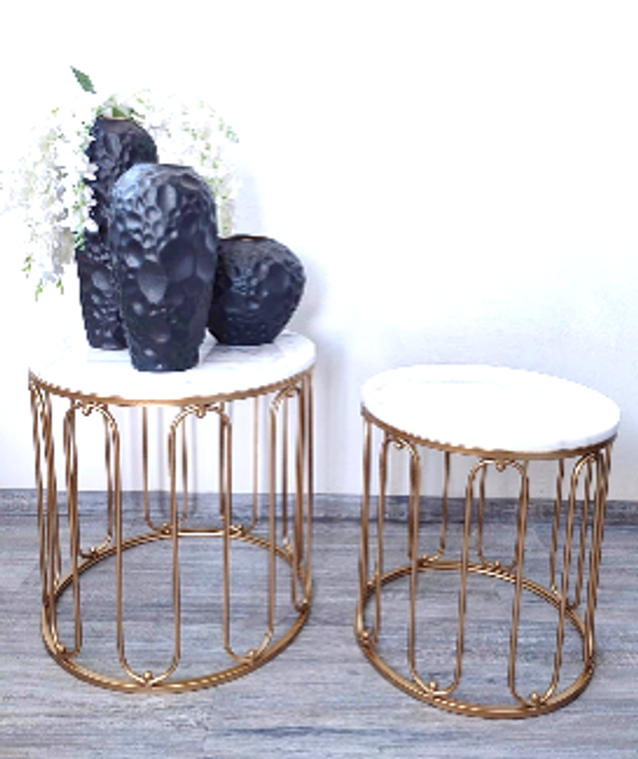 Set de dos mesas doradas en hierro y marmol..