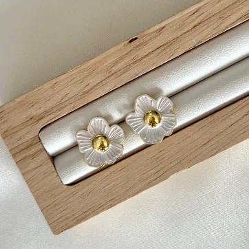 Imagen del producto Arete flor blanca 