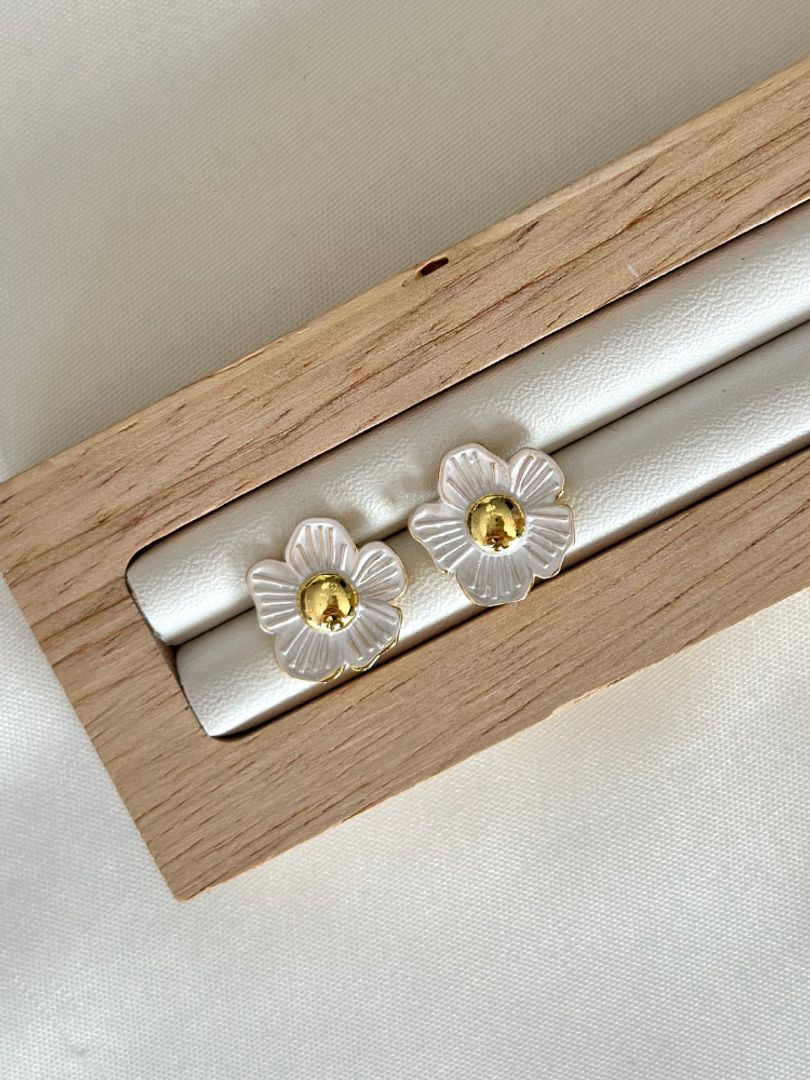 Arete flor blanca 