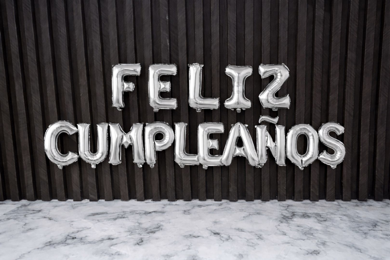 LETRERO FELIZ CUMPLEAÑOS LETRA X LETRA 18”