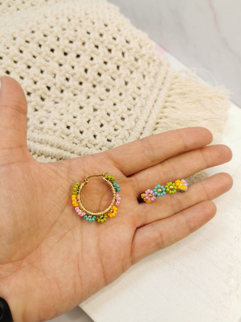 Candongas medianas en mostacilla de flor