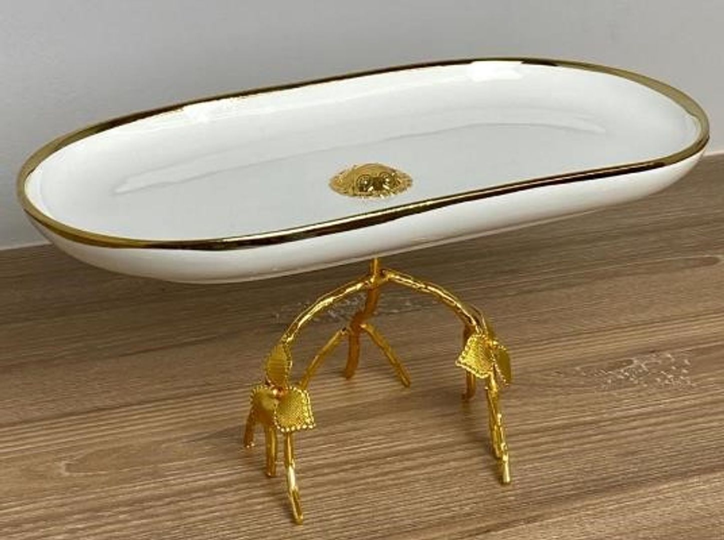 Base para pasteles en cerámica blanca con dorado