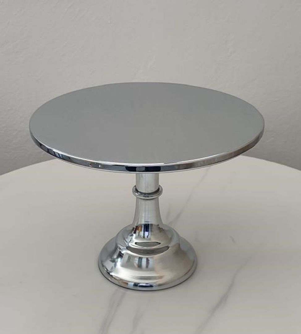 Base para pasteles en metal plateado.