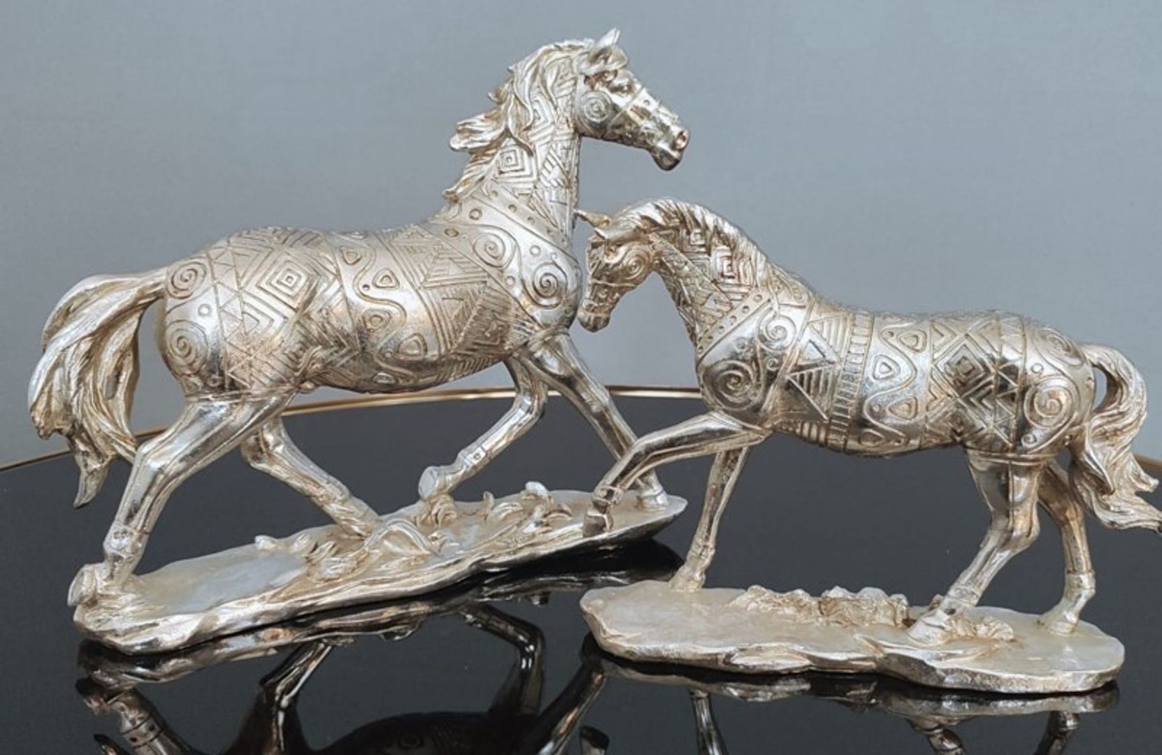 Juego de caballos en resina plateada