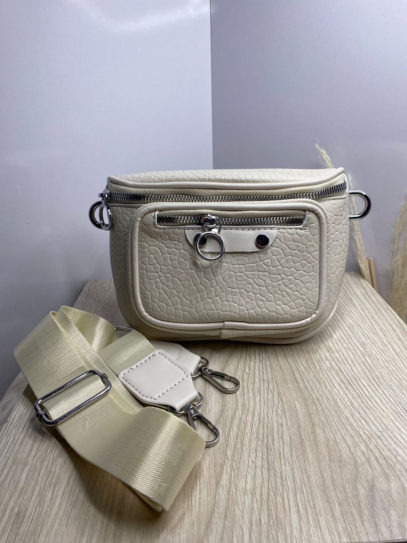 Perchera beige, plateada y negra 