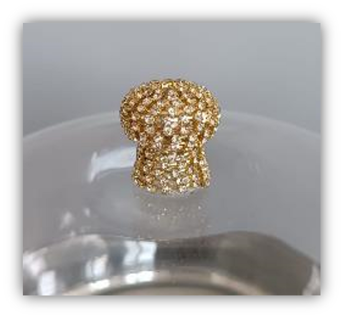 Bases para pasteles doradas con capelo de cristal.