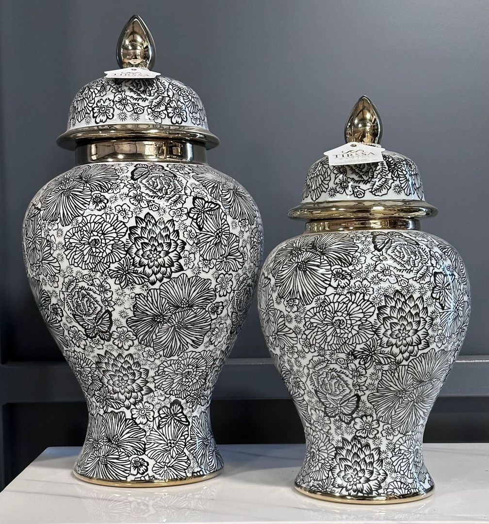 Ánforas cerámicas en blanco con negro